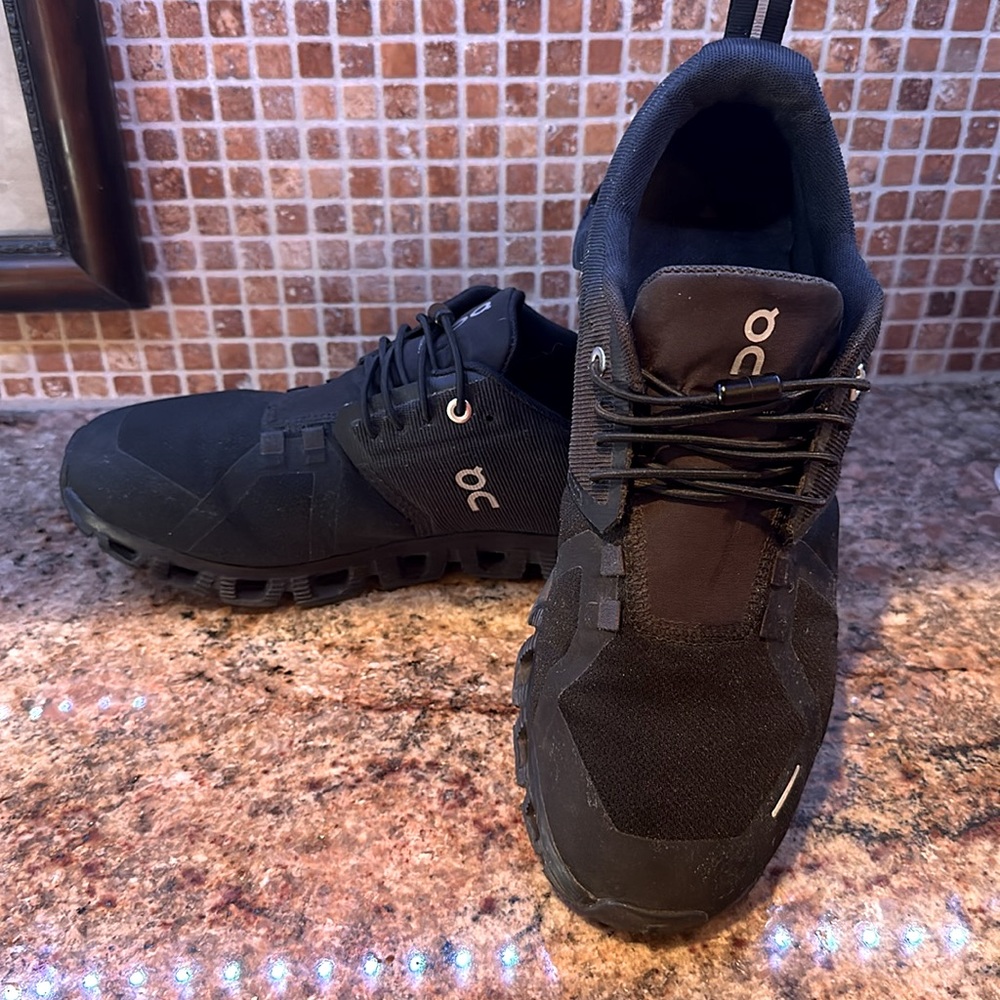On Running - EUC - Women’s Black Cloud Waterproof Running Shoes Size 9